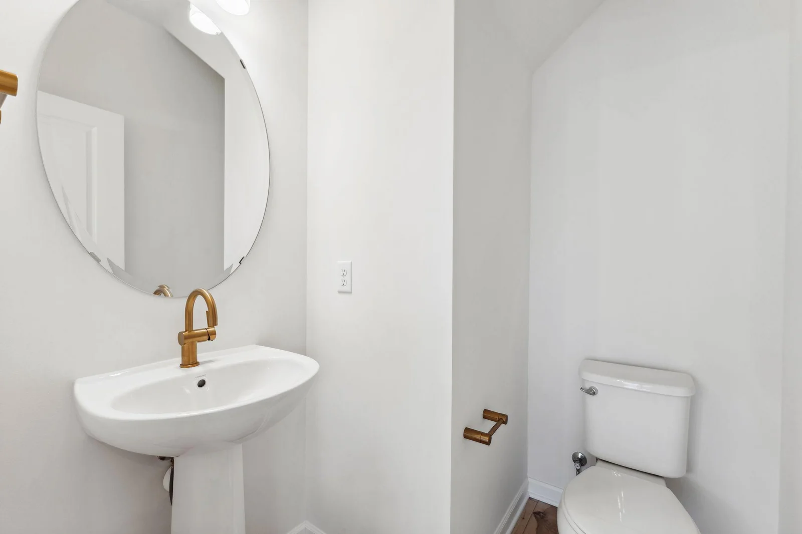 Powder bath with brushed gold fixtures