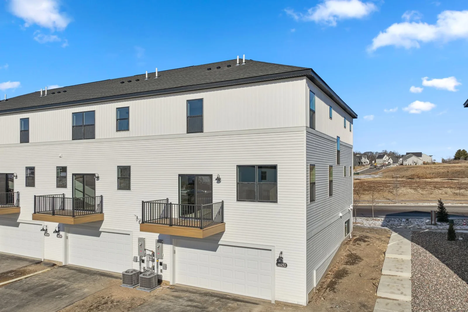 End unit, maintenance-free balcony