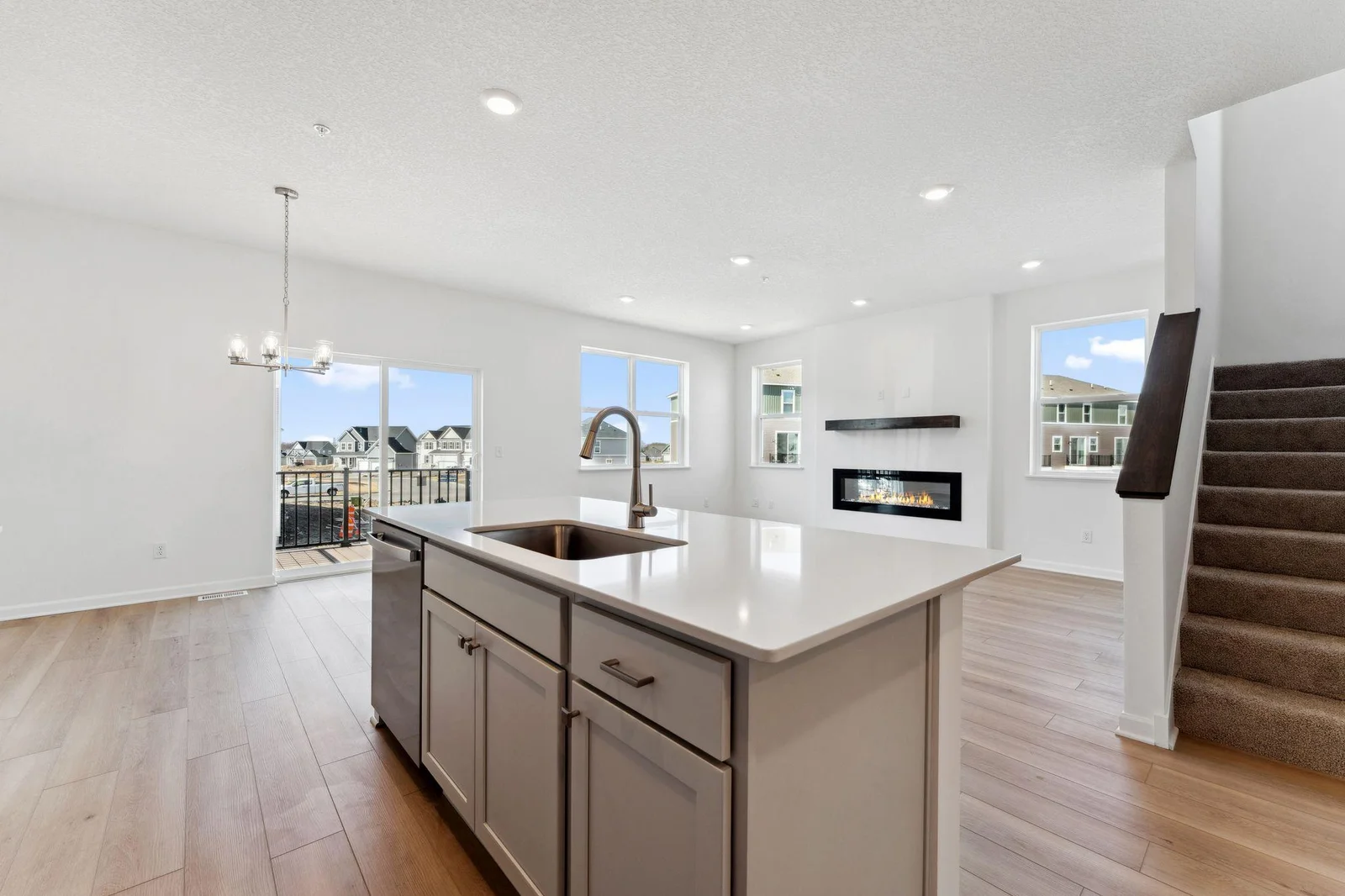 Spacious main level, high ceilings - photo for illustrative purposes