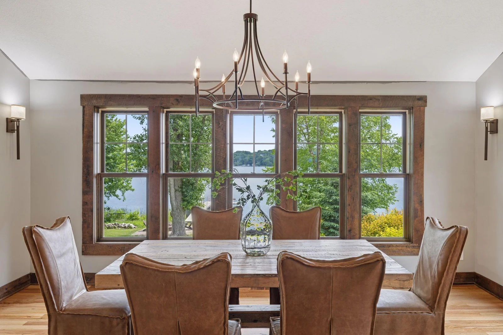 It's impossible to miss all the stunning lake views in this beauty.