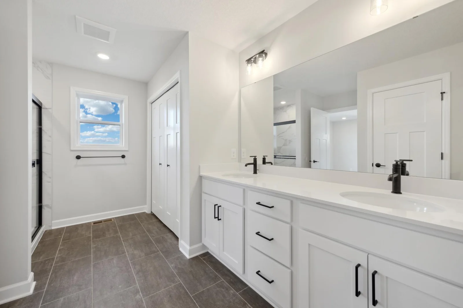 [L102-Z032]OwnersBathroom.1.jpg