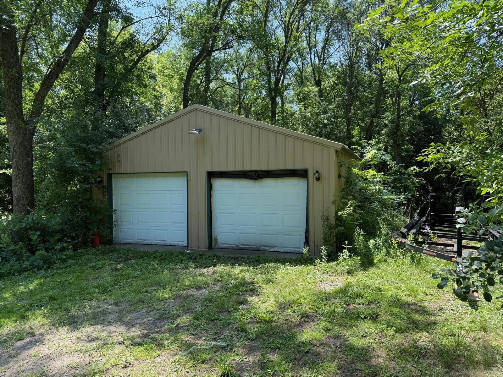 Large Detached Garage/Shed 24' x 32'