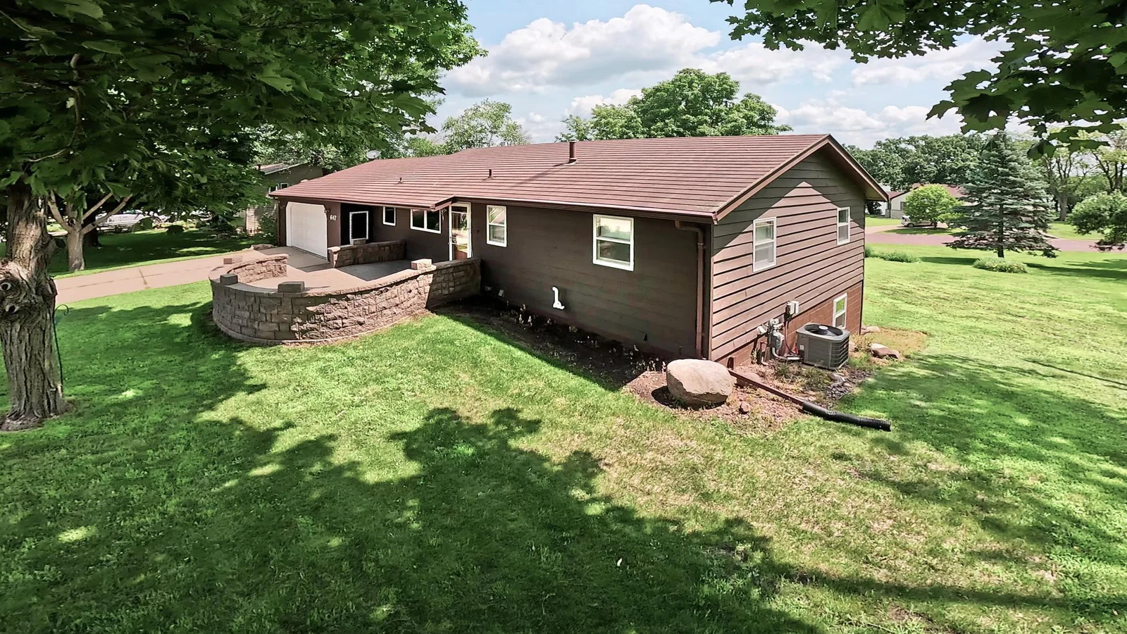 647 SUMMIT FRONT RT E12172.jpg