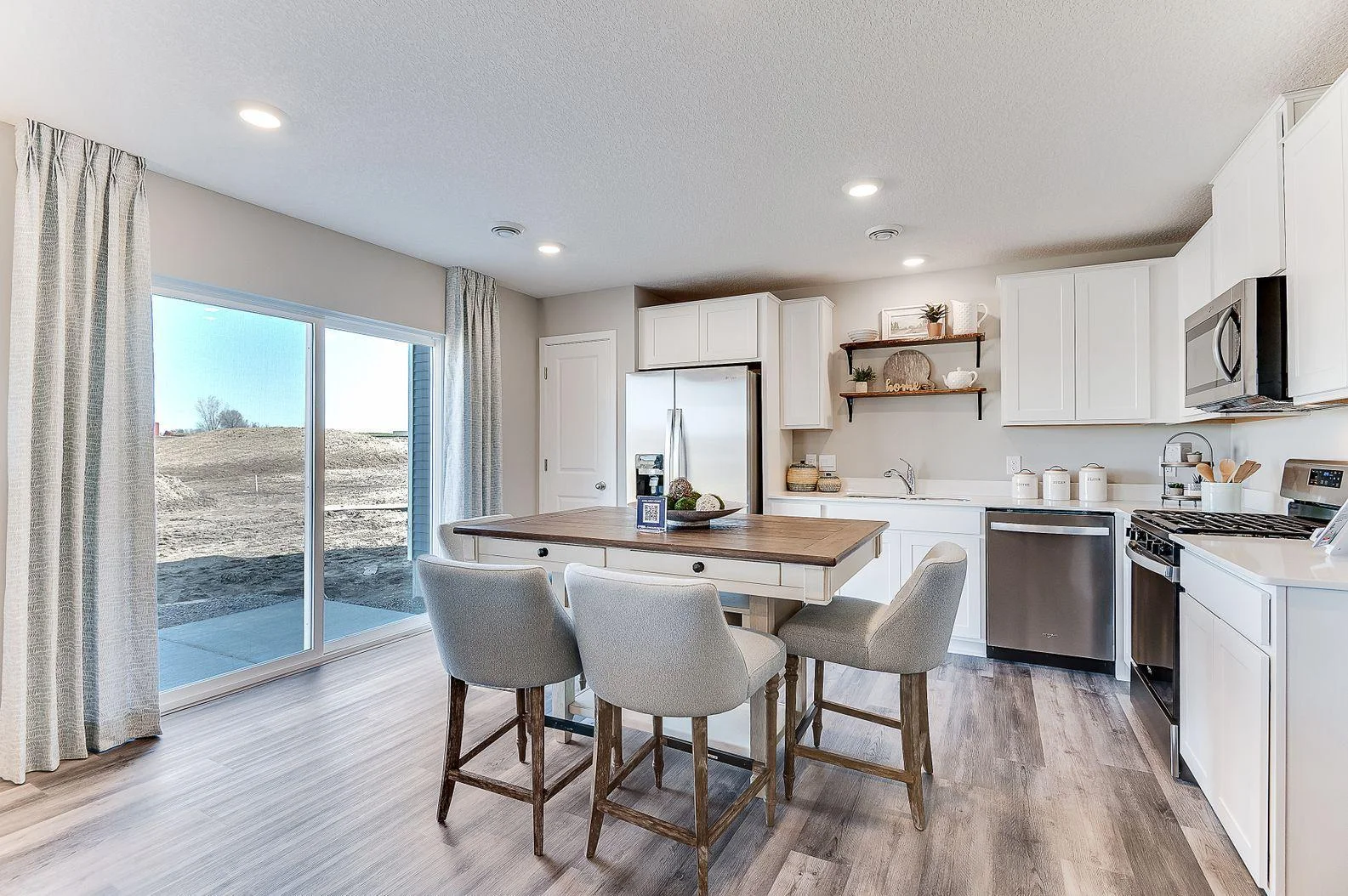 The open floor plan creates a space that seamlessly flows from kitchen and living space to your private outdoor living area. (Model photo, colors may vary)