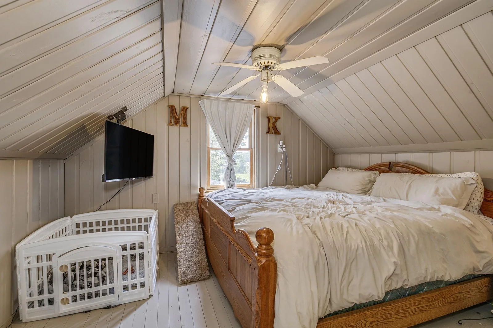 Upstairs bedroom