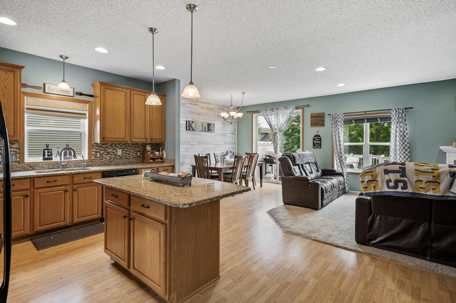17_11259_69th_Street_NE17_mls.jpg