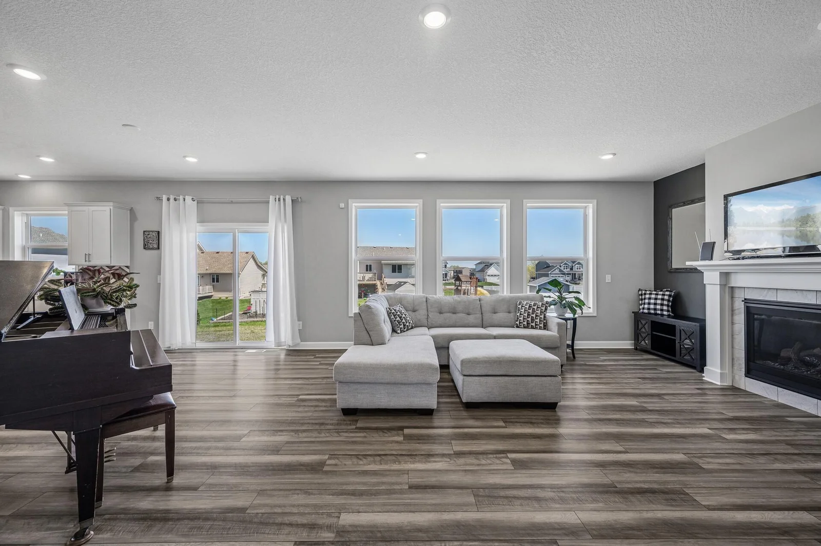Large and bright living room with 3 large windows
