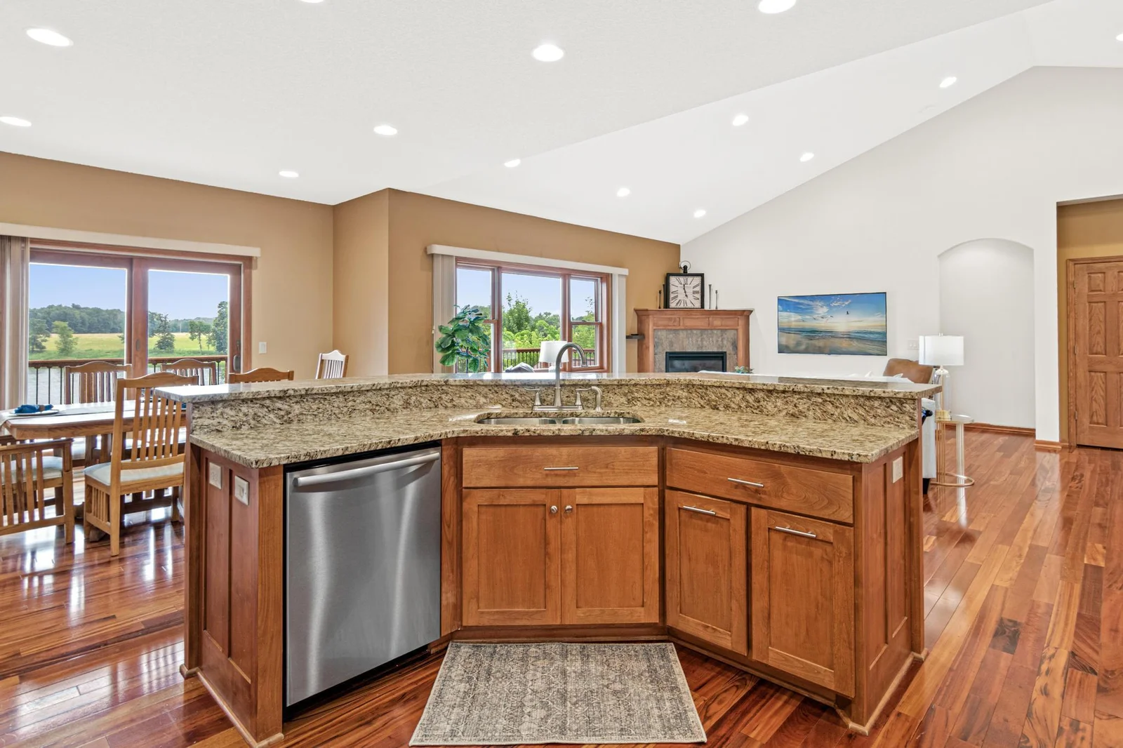 kitchen.breakfast bar.jpg