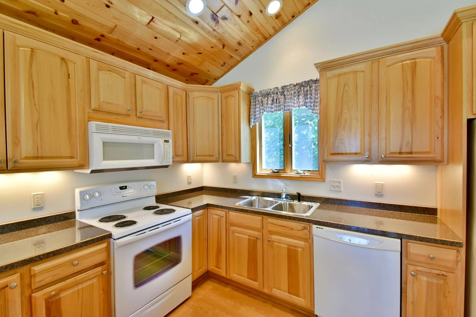 Neal - Charlotte Lake Home - 17.jpg