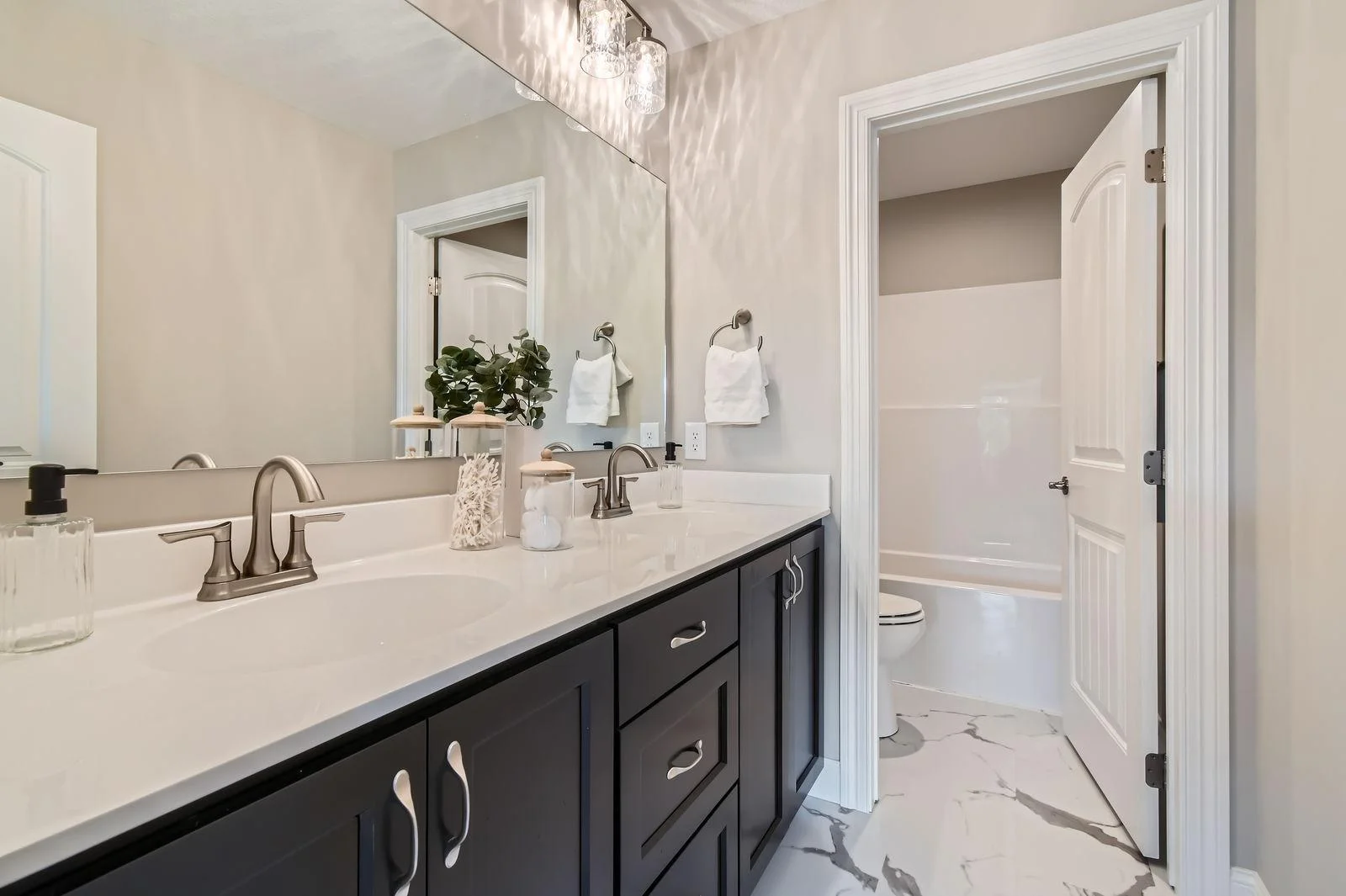 7317 Agate Trl - Web Quality - 018 - 19 2nd Floor Bathroom.jpg