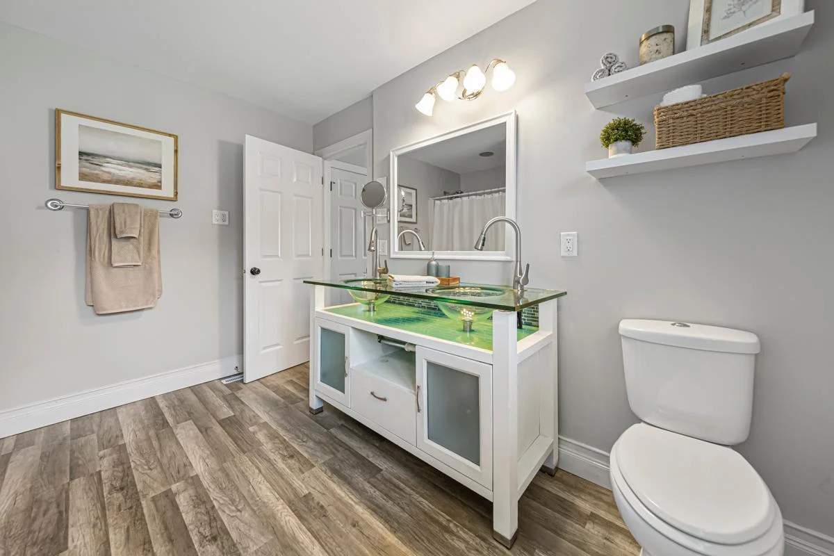 33 Main bathroom.jpg