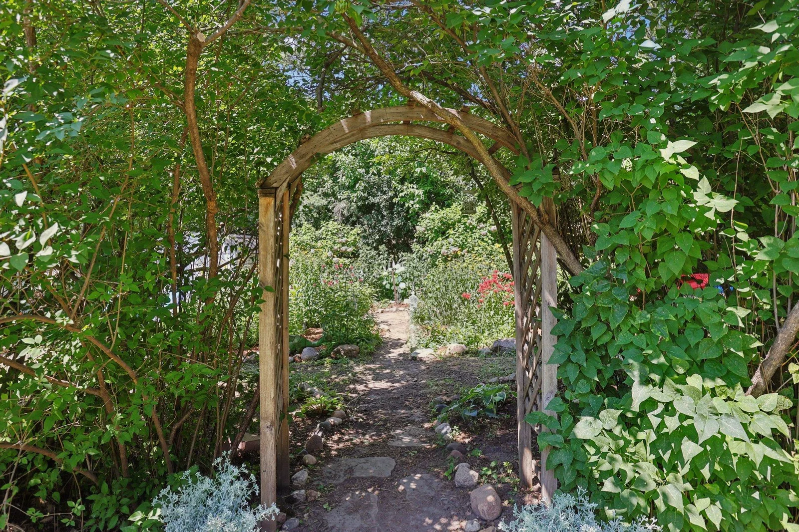 Hide and seek in the "secret garden"