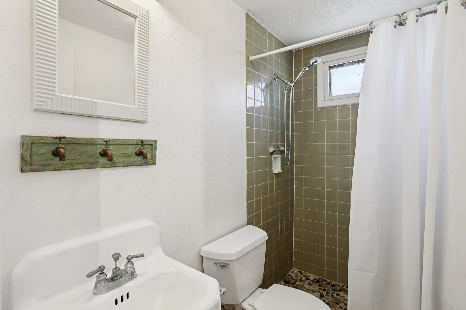 Lower level 3/4 bath