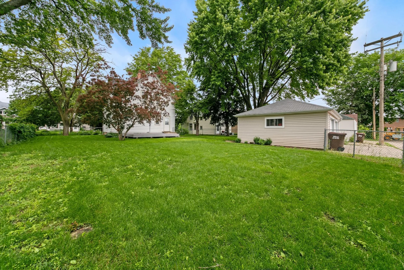 Detached 2-car garage