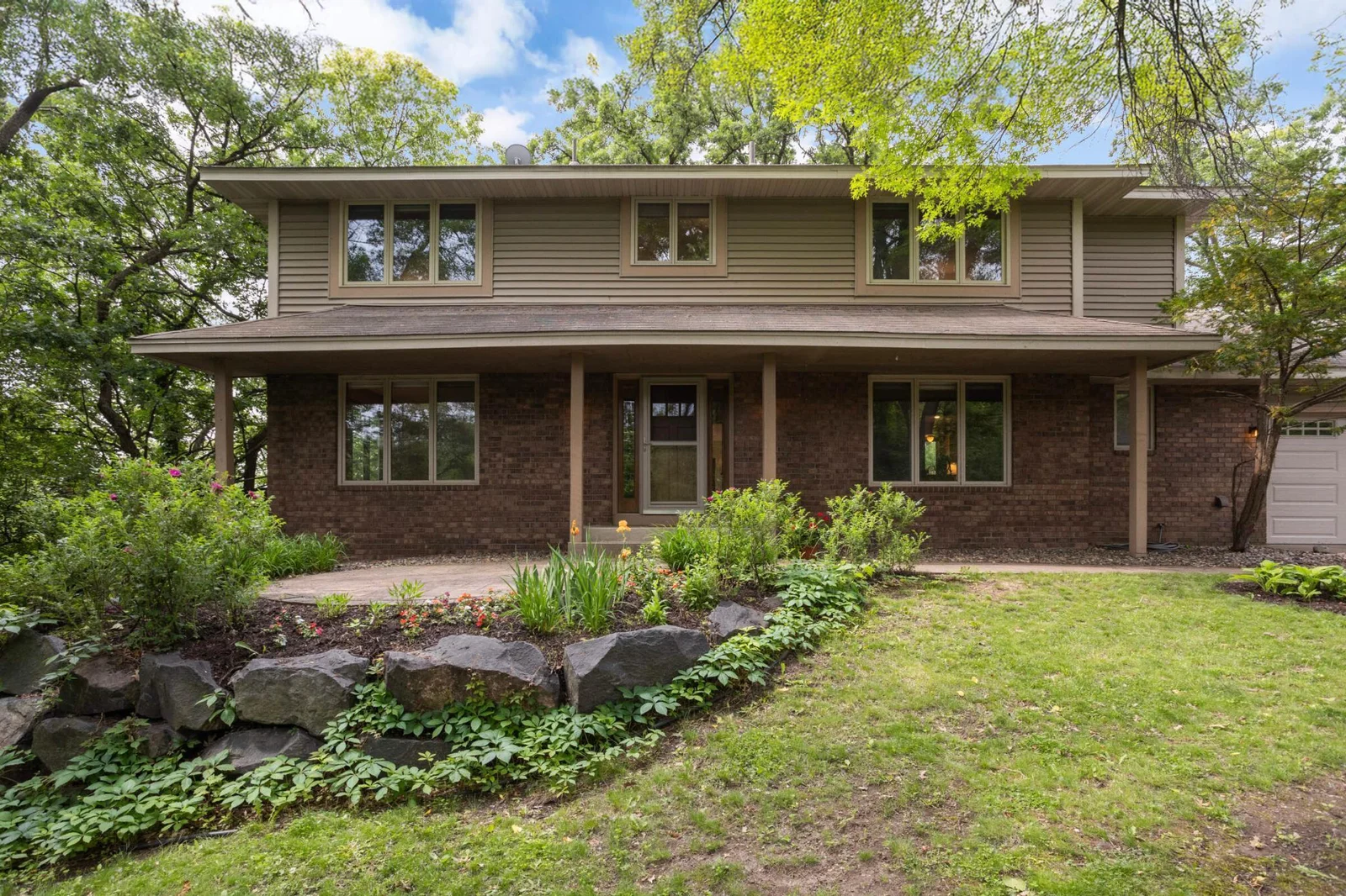 Beautifully maintained and updated 2 story home