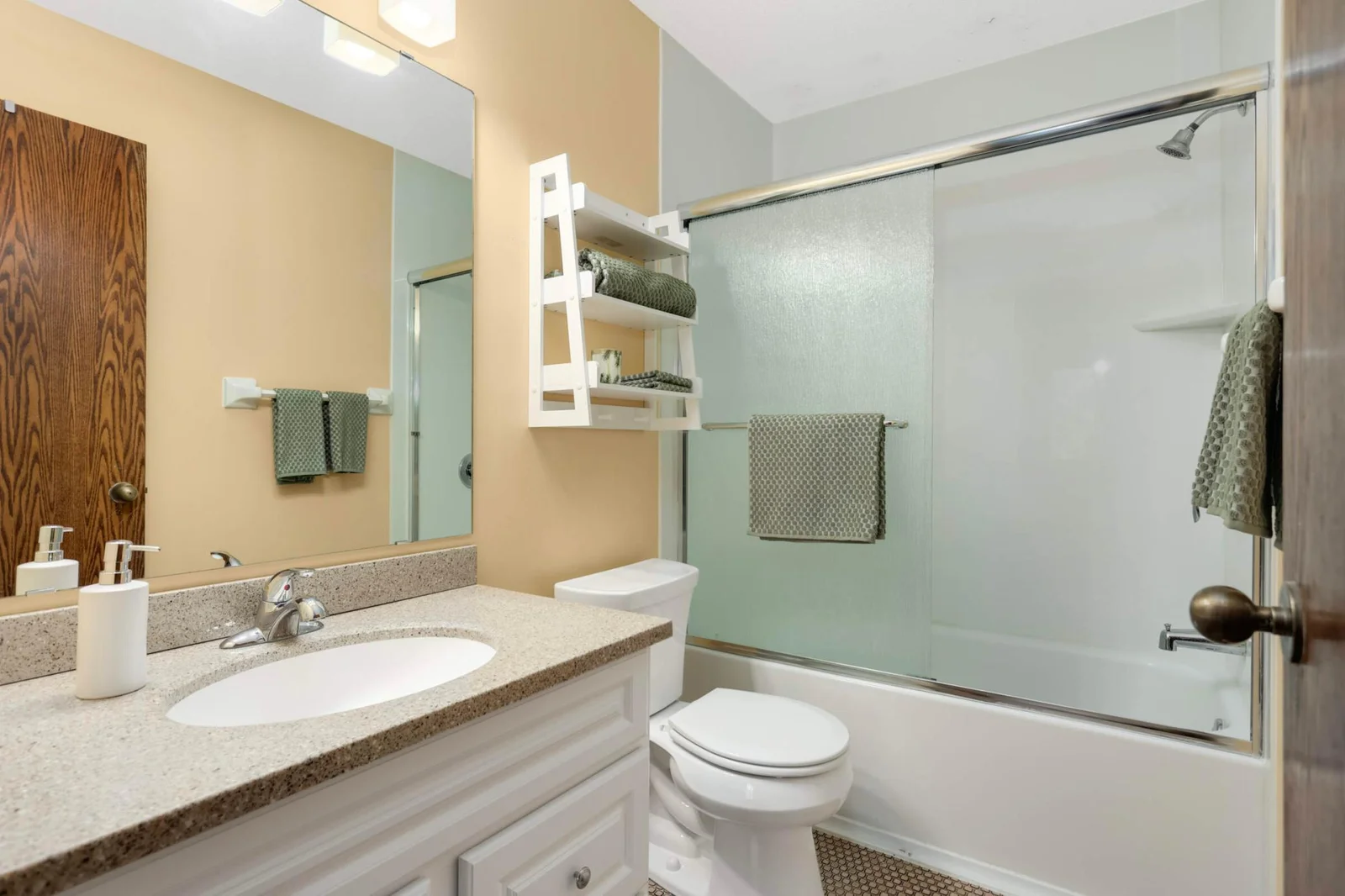 Upper level full bath off central hallway