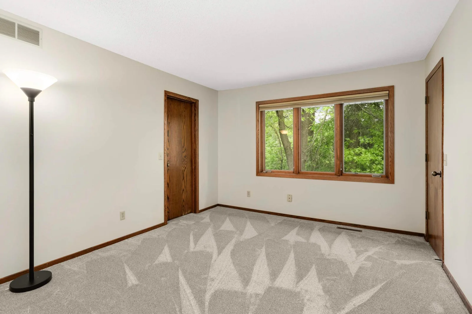 2nd upper level bedroom with walk-in closet