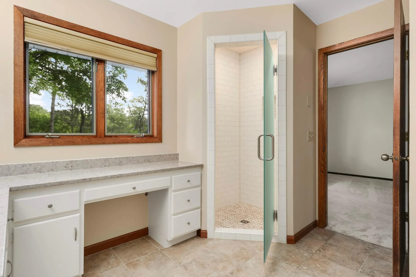 Separate shower and bath in ensuite bathroom