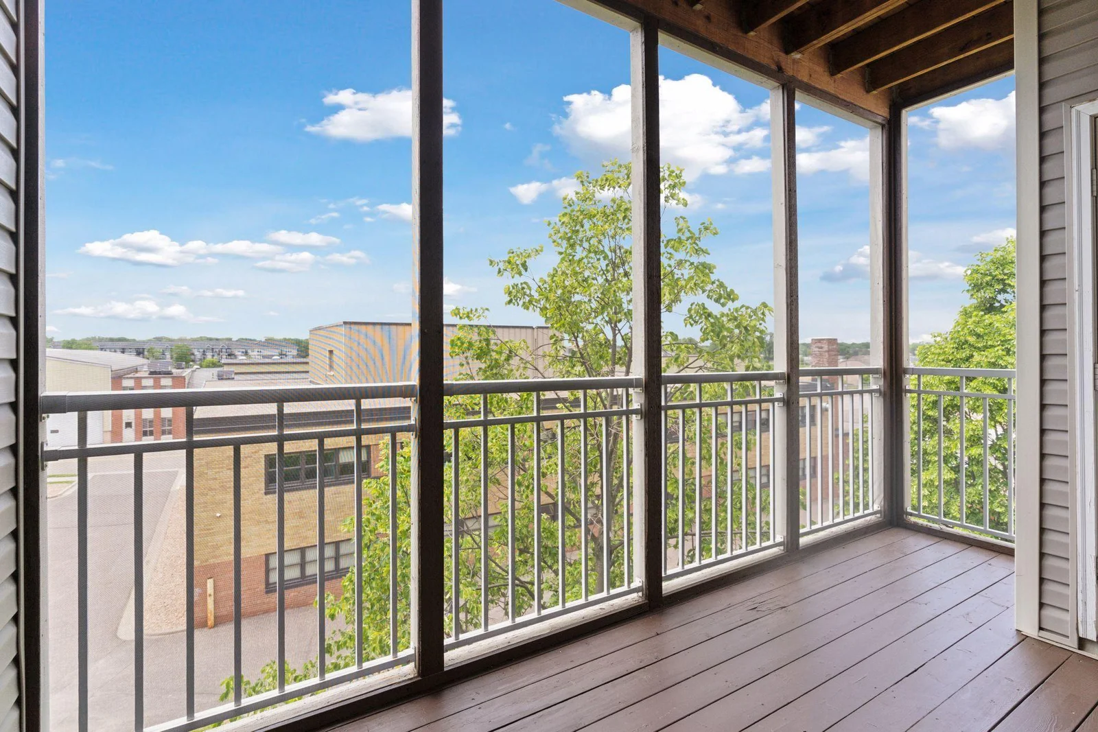Units screened porch (New screens)