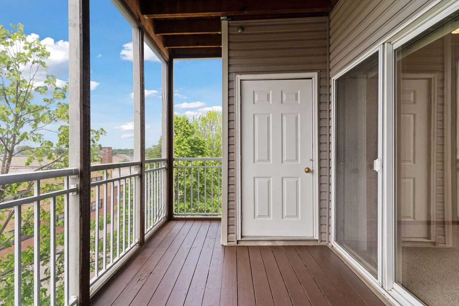 Units screened porch (New screens) Utilty closet