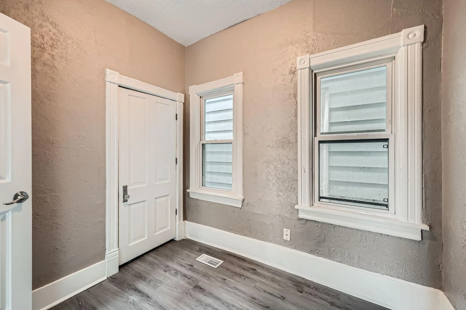 911 Sims Ave - Web Quality - 015 - 15 Bedroom.jpg