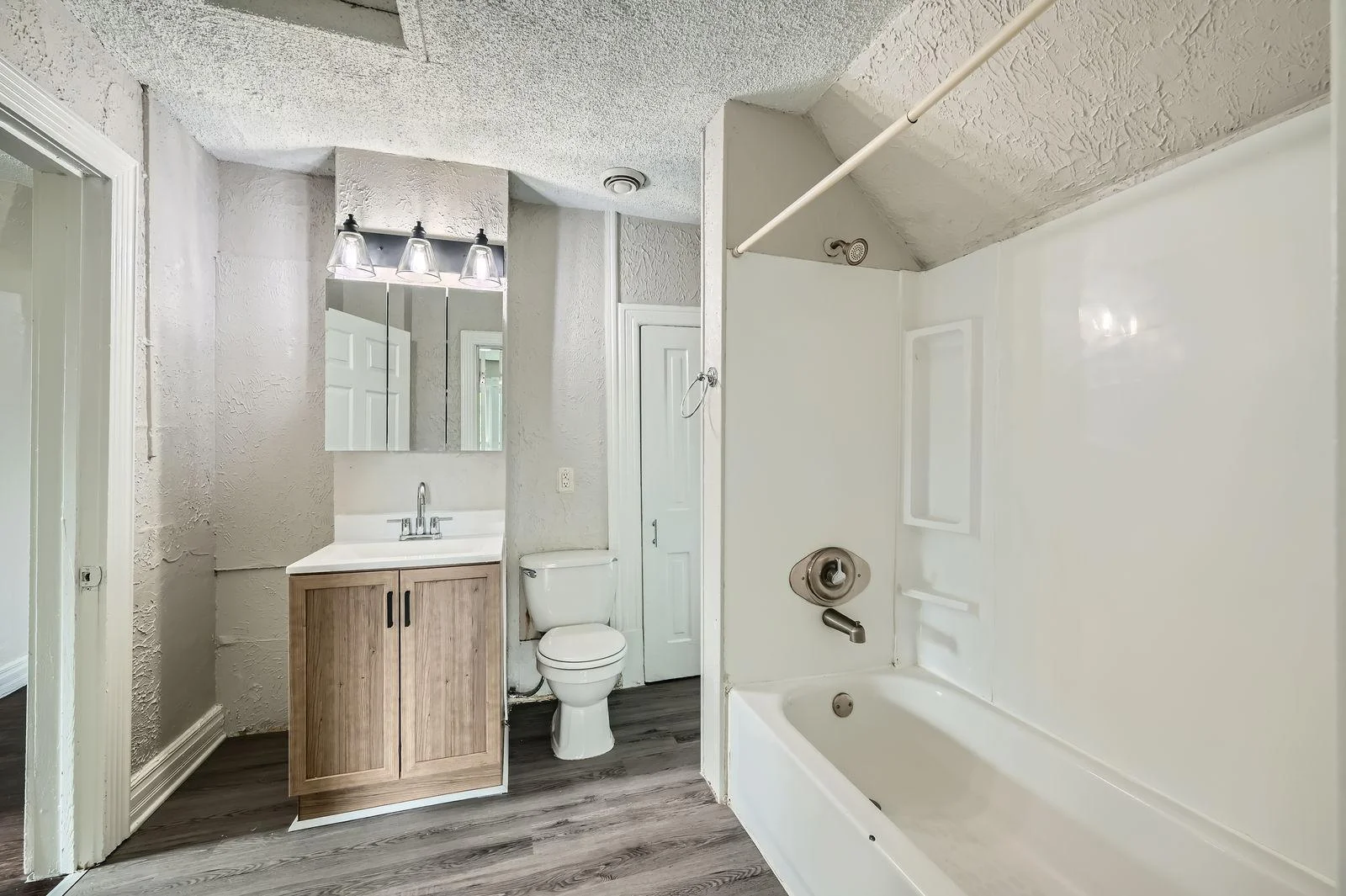 911 Sims Ave - Web Quality - 019 - 19 2nd Floor Primary Bathroom.jpg