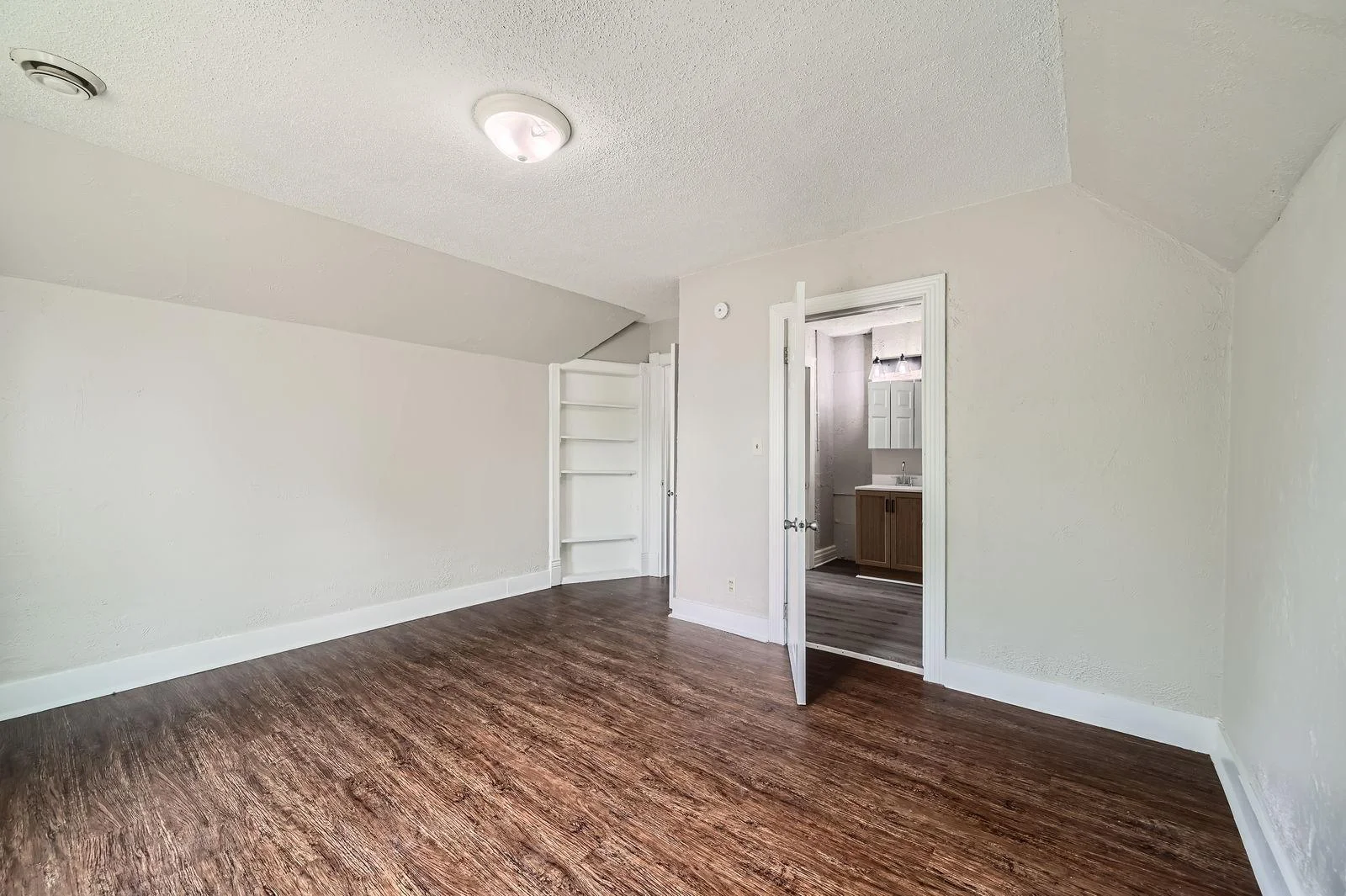 911 Sims Ave - Web Quality - 018 - 18 2nd Floor Primary Bedroom.jpg