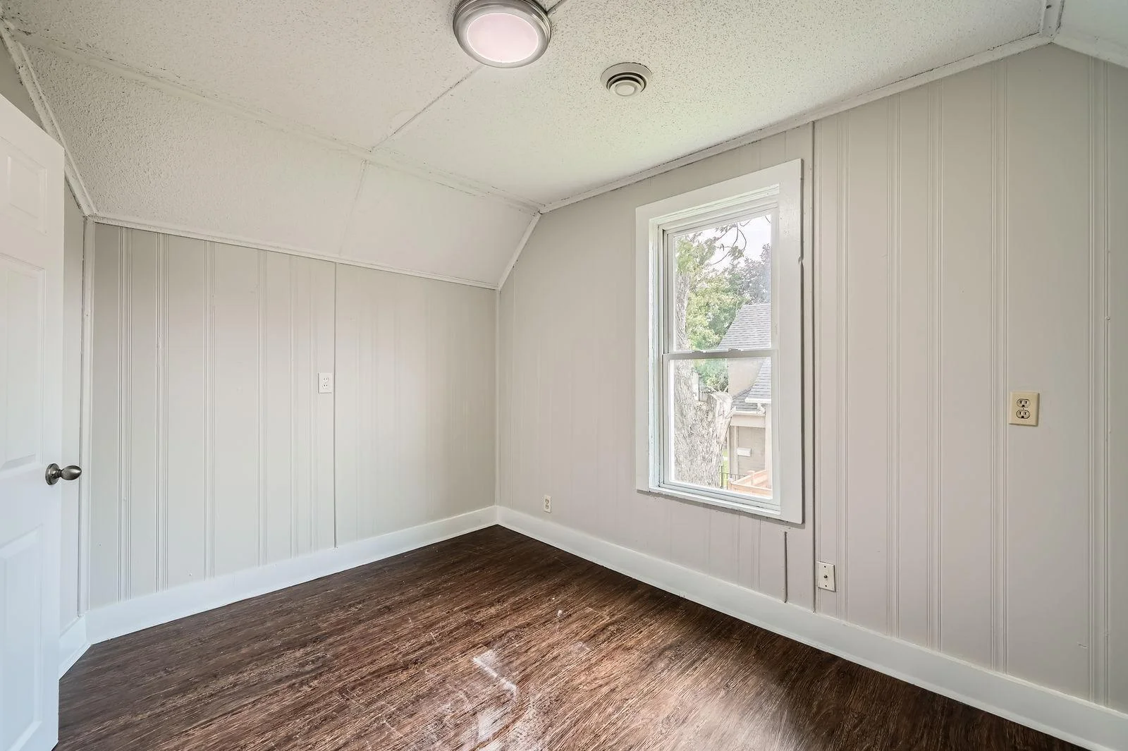 911 Sims Ave - Web Quality - 020 - 20 2nd Floor Bedroom.jpg