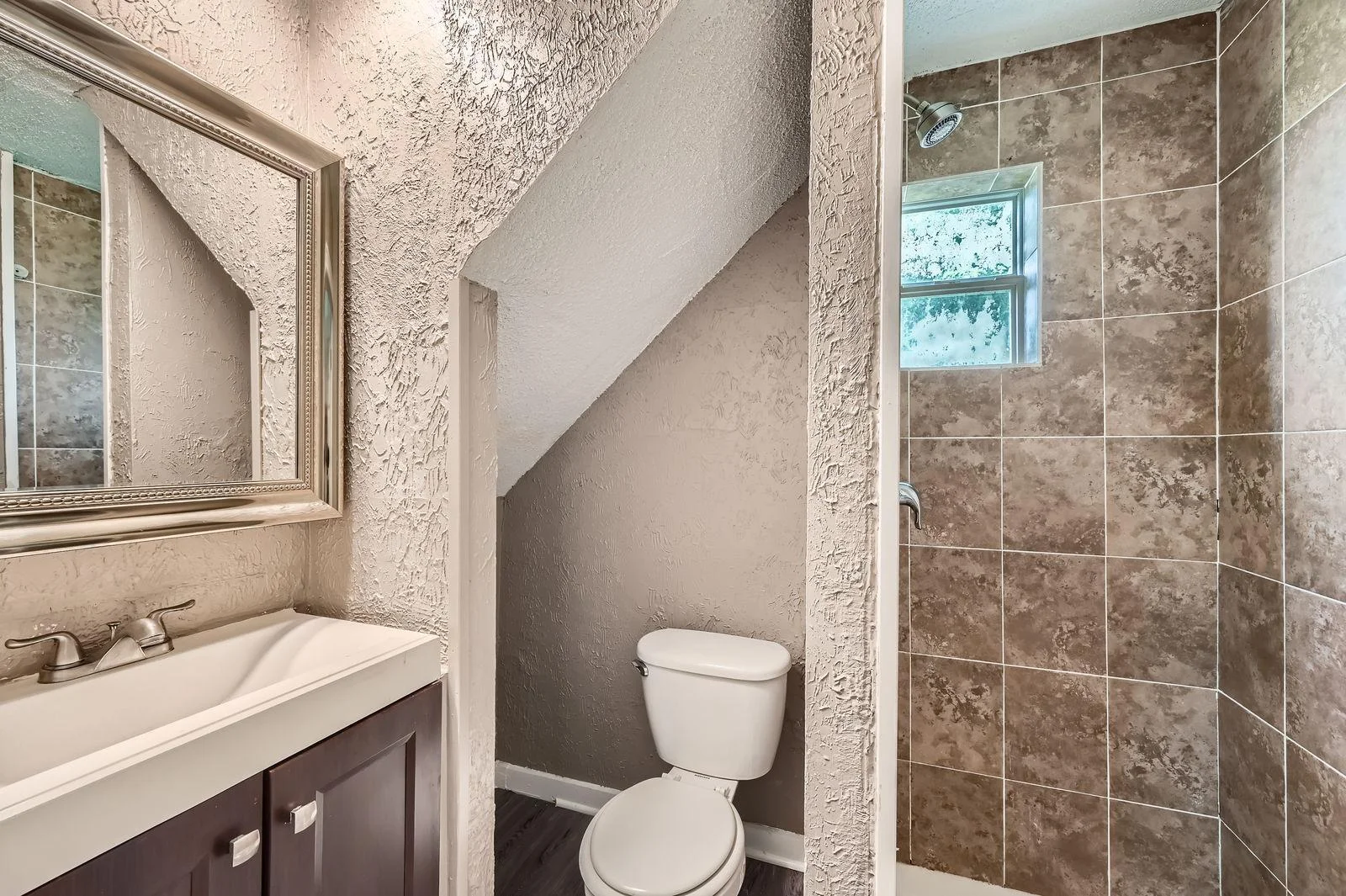 911 Sims Ave - Web Quality - 016 - 16 Bathroom.jpg