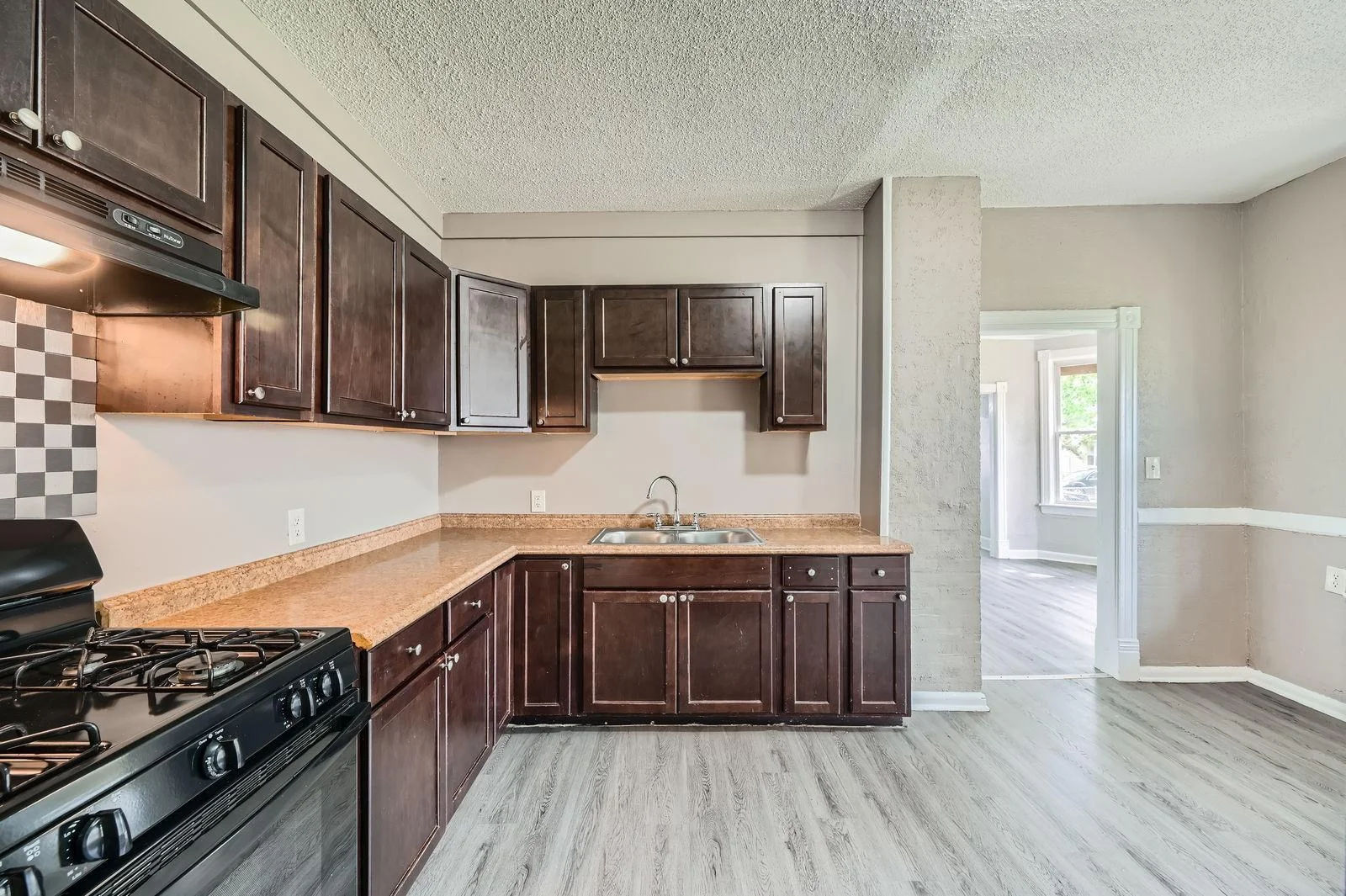911 Sims Ave - Web Quality - 011 - 11 Kitchen.jpg