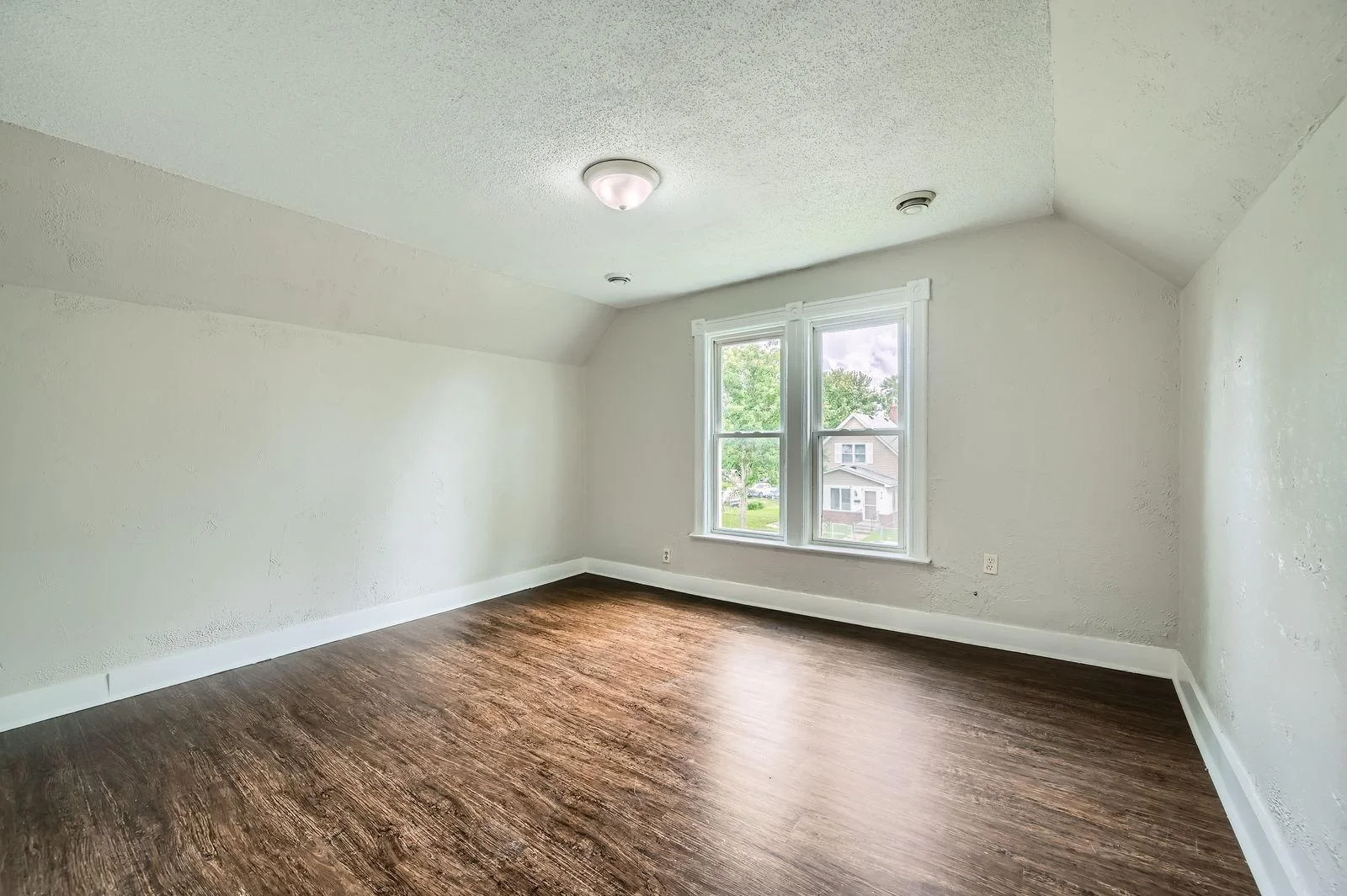 911 Sims Ave - Web Quality - 017 - 17 2nd Floor Primary Bedroom.jpg