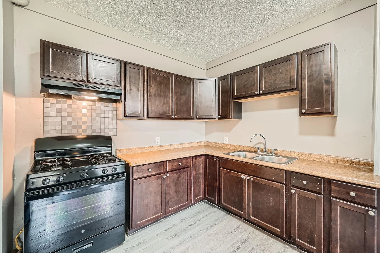 911 Sims Ave - Web Quality - 009 - 09 Kitchen.jpg