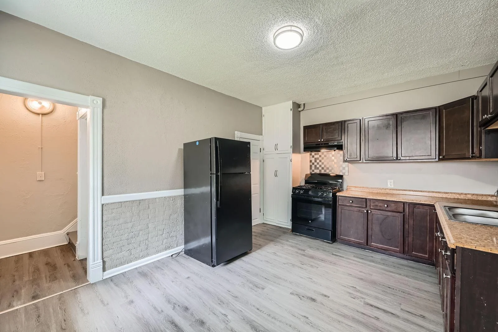 911 Sims Ave - Web Quality - 010 - 10 Kitchen.jpg