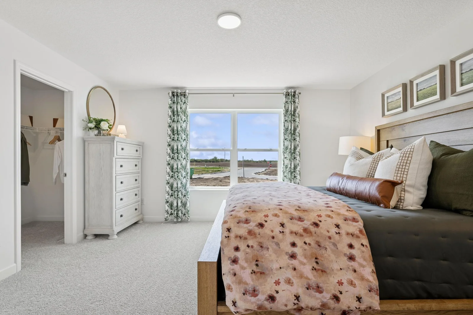 (Photo of a decorated model. Features and finishes will vary)