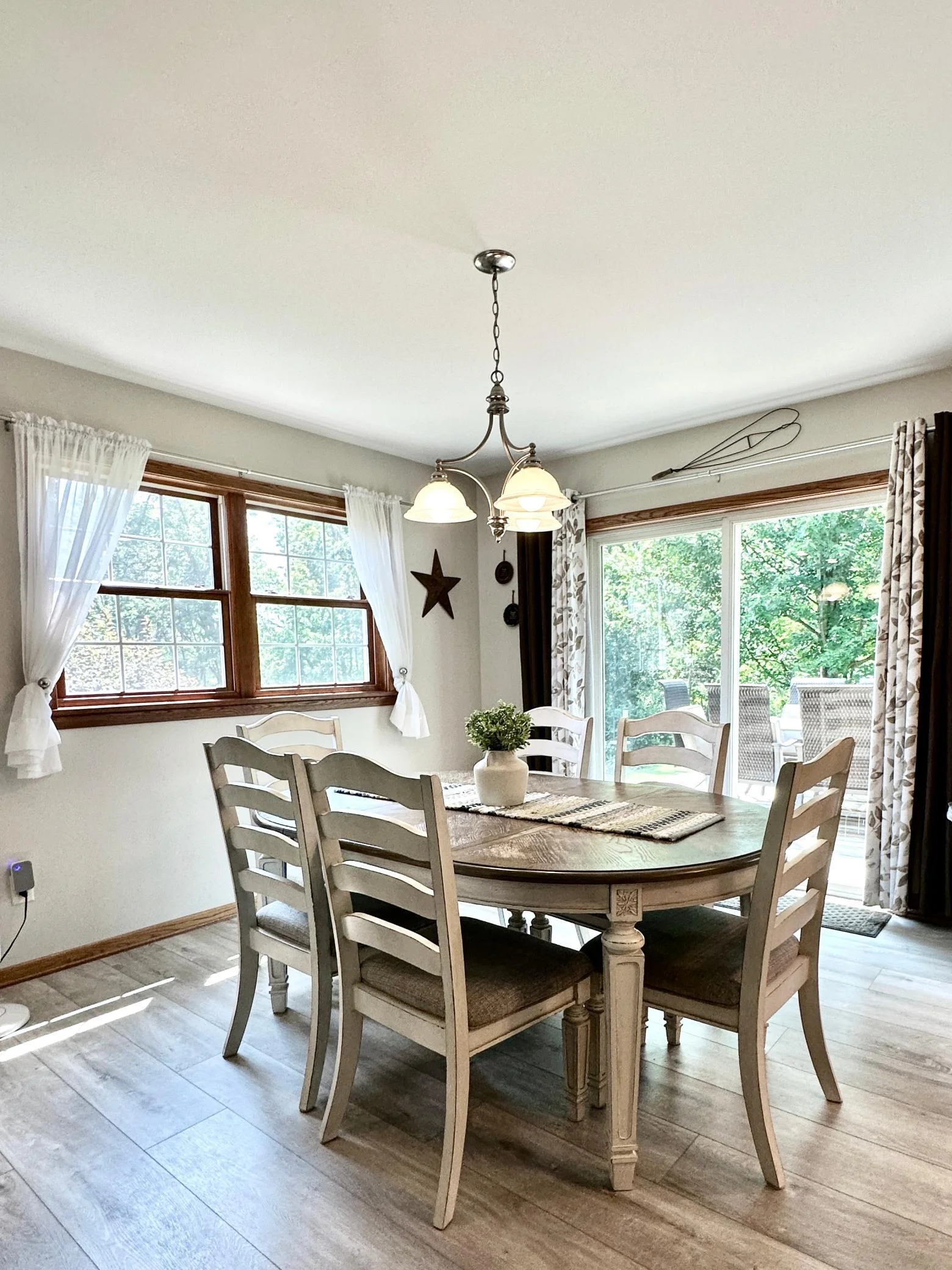 811 dining area 1_3868.jpg