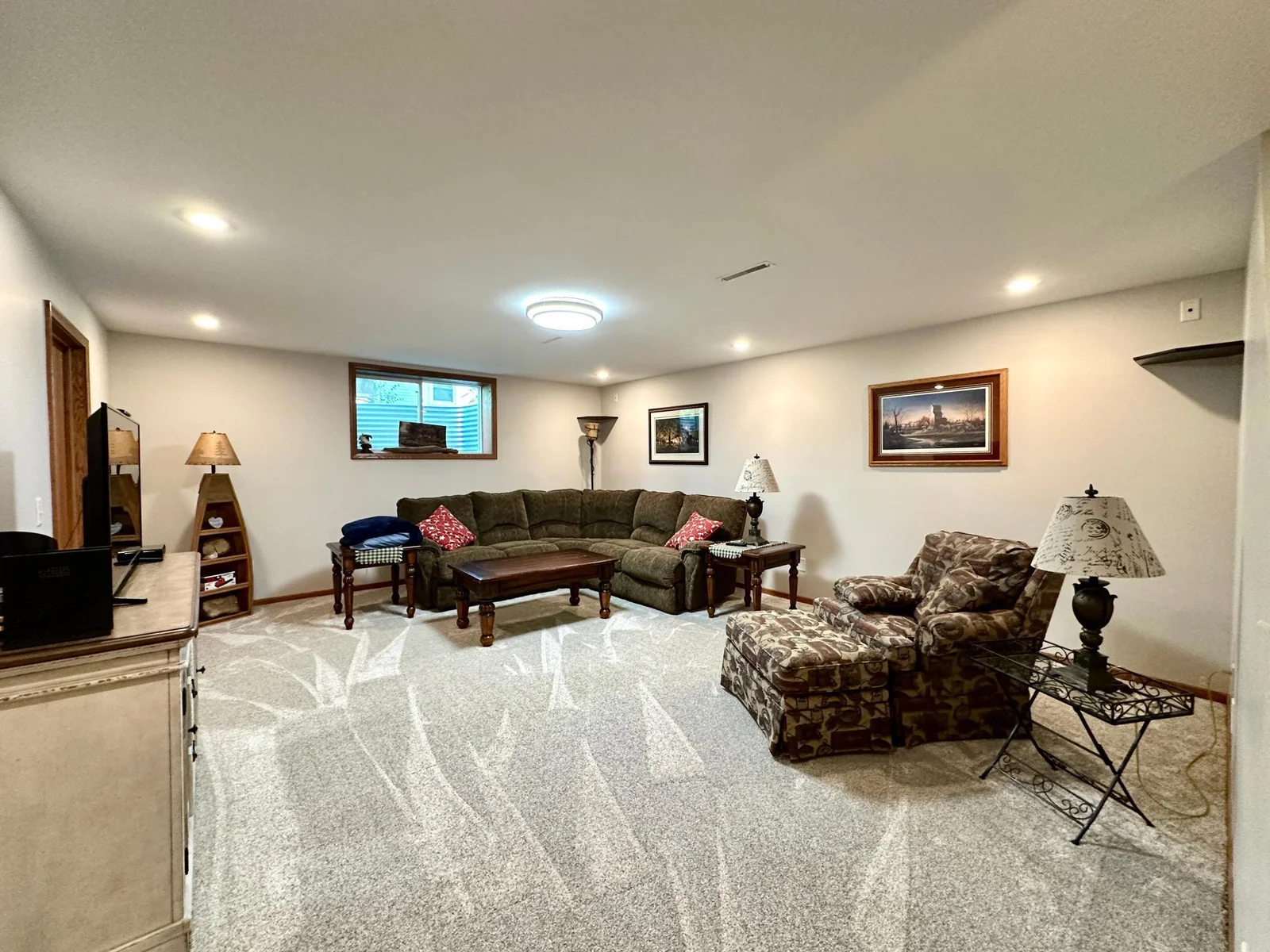 811 family rm view1.jpg