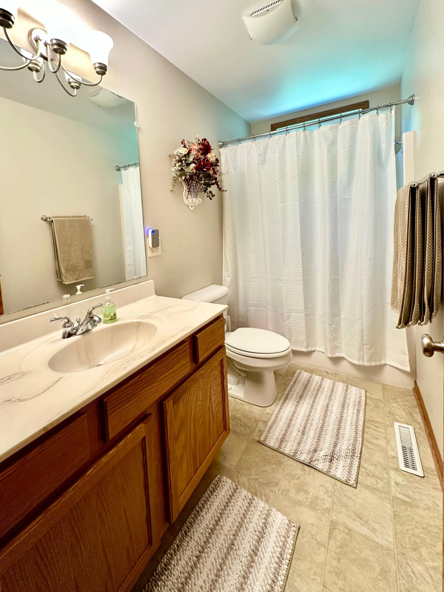 811 bath 2 on main.jpg