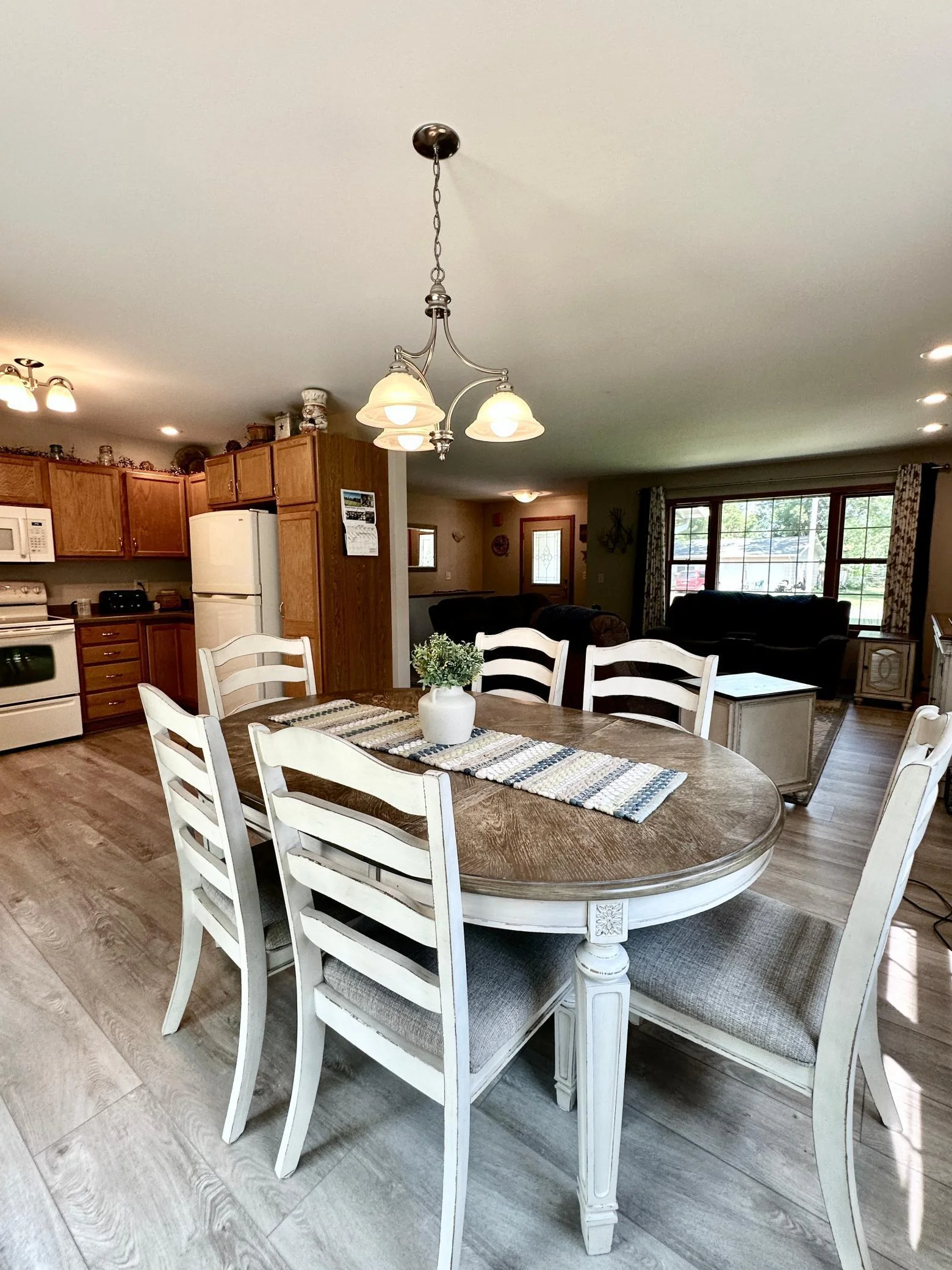811 kitchen to living rm.jpg