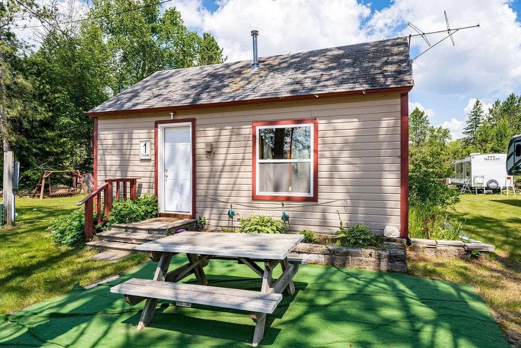 Cabin 1.jpg