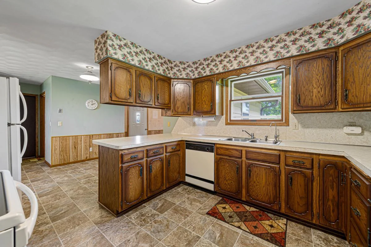 21 Kitchen.jpg