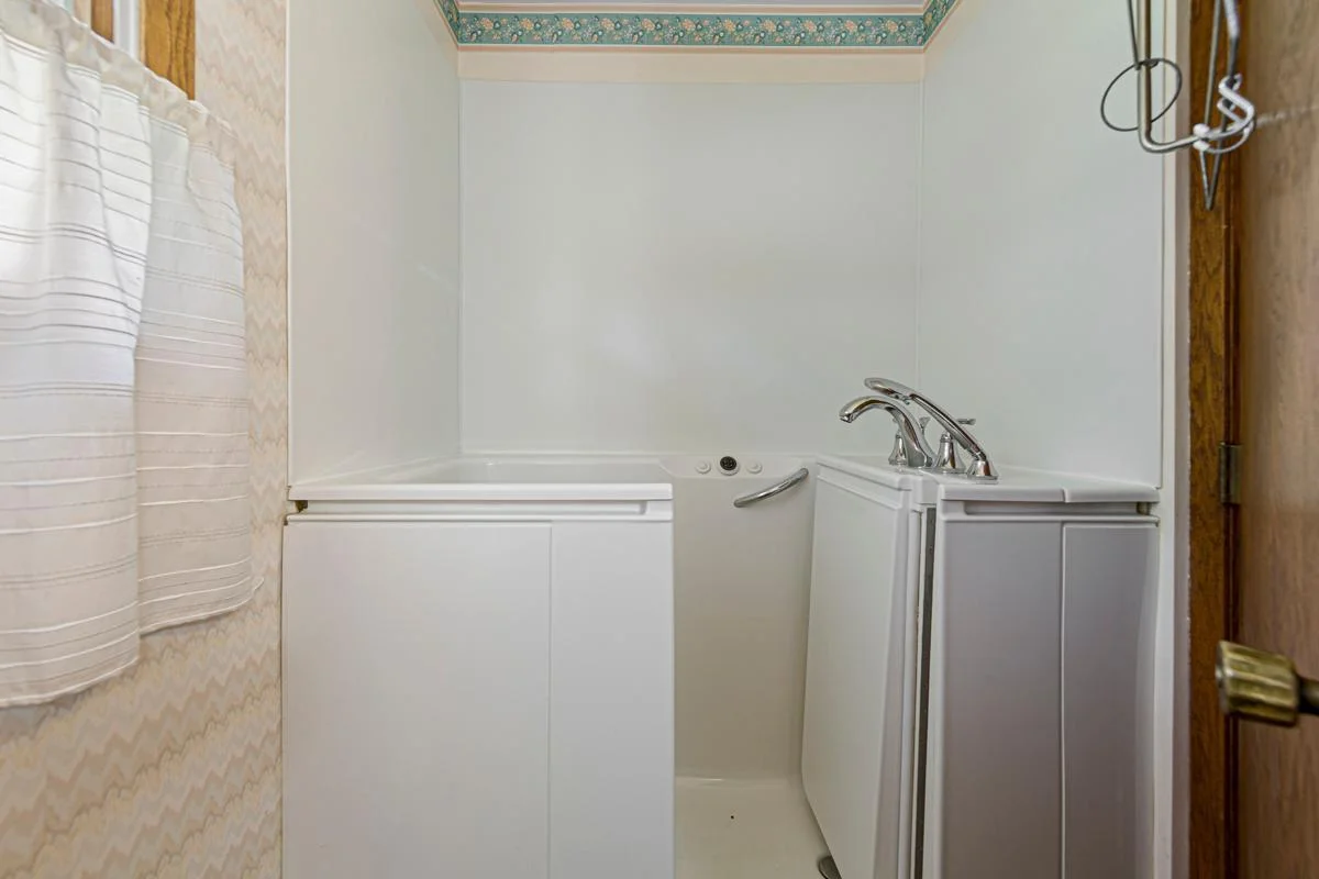27 Bathroom.jpg