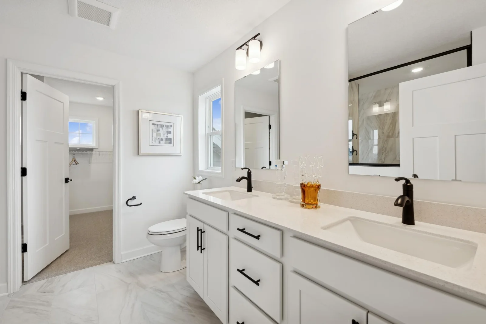 (Photos of model home, features will vary) The en-suite bathroom has dual sinks to simplify any morning routine