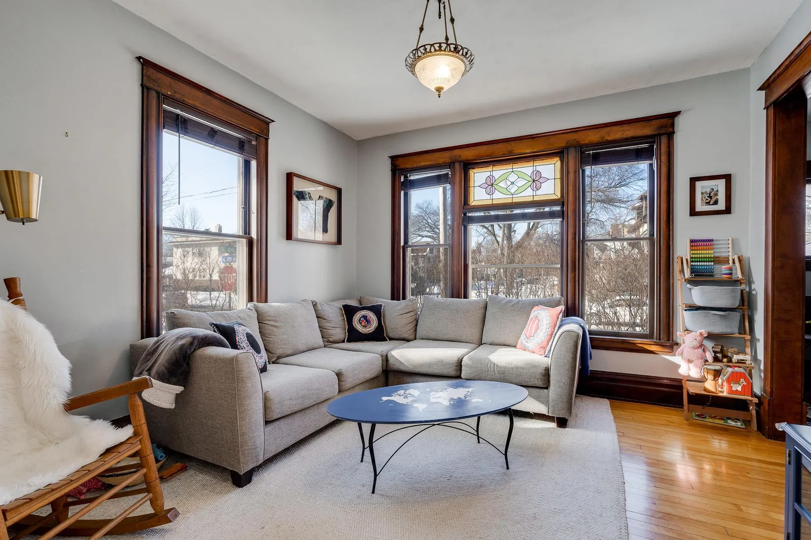 Wonderfull maintained hardwood floors and trim throughout