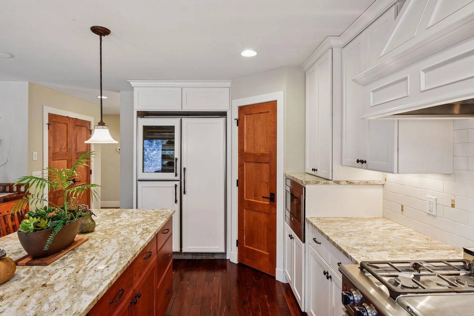 Lots of storage options help keep the kitchen uncluttered.