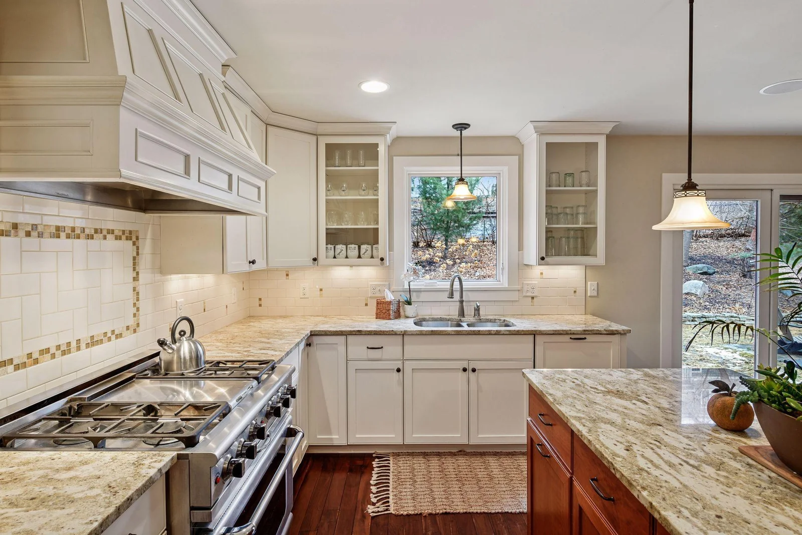 Plenty of space for everyone to help make dinner (and do dishes!)