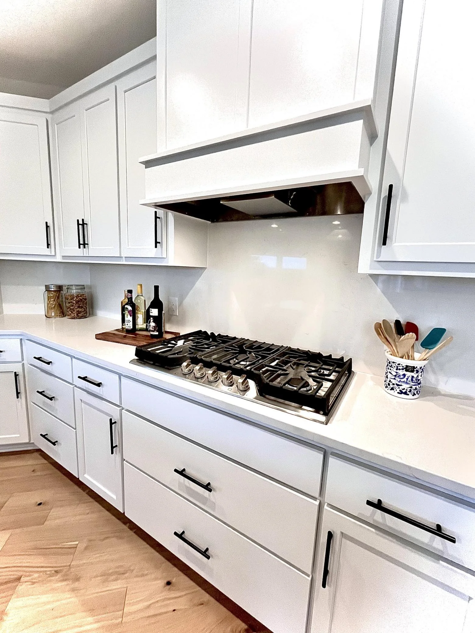 GAs drop-in cooktop w. Custom Hood.jpg