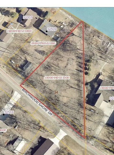 Shared access to the lake for the backlots.jpg