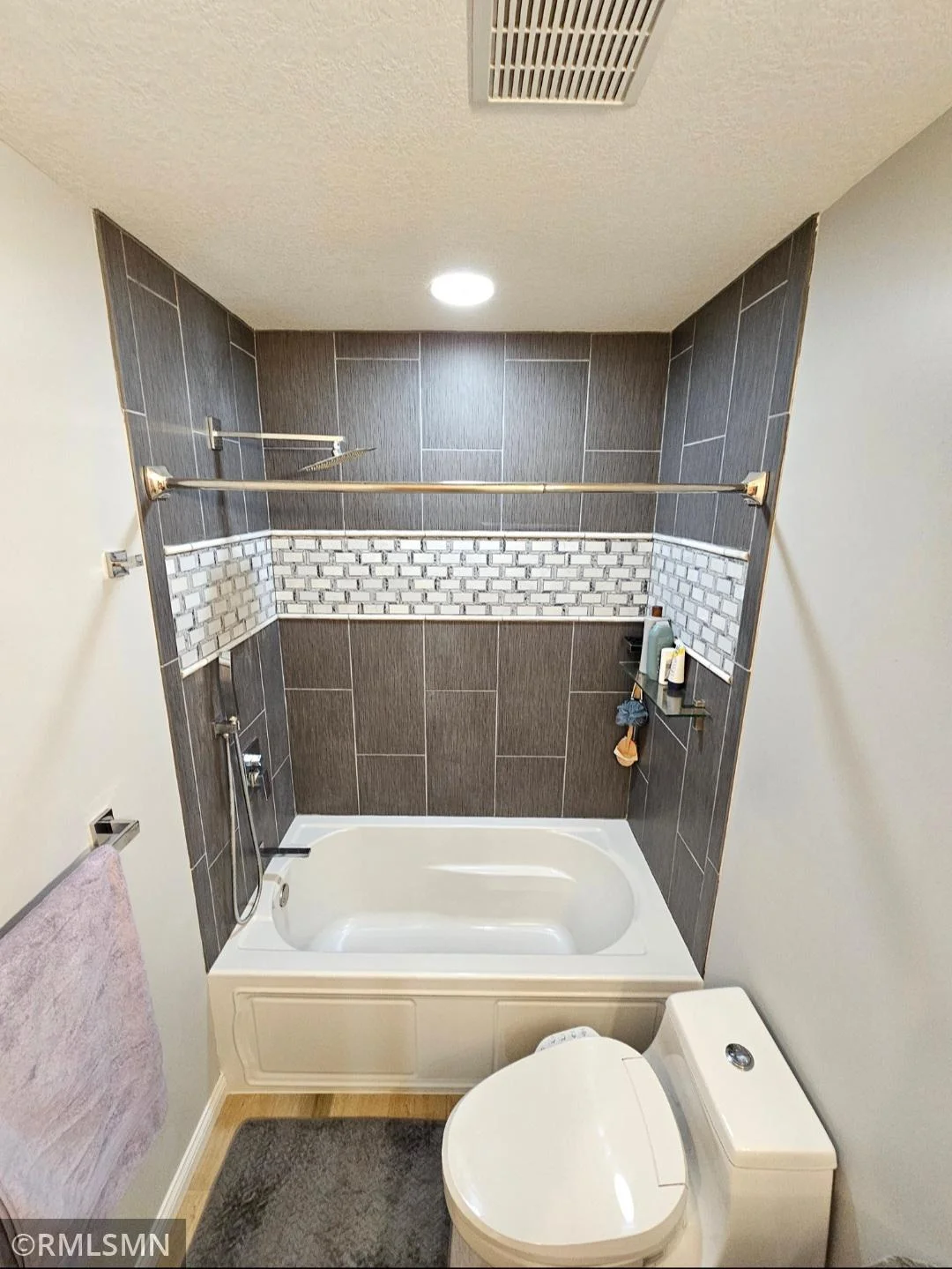 Upper Level Bathroom Pic 2.jpg