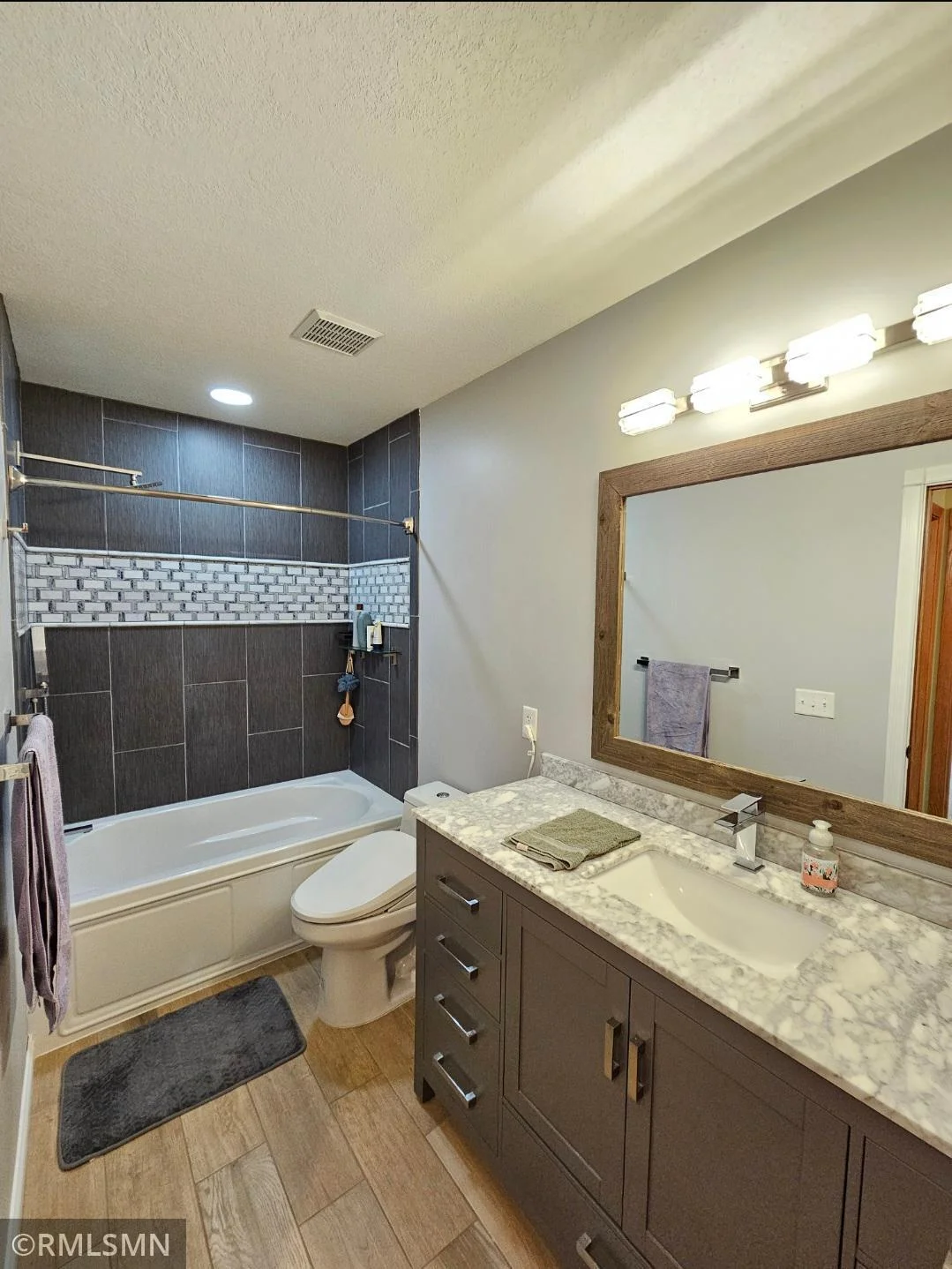 Upper Level Bathroom Pic 1.jpg