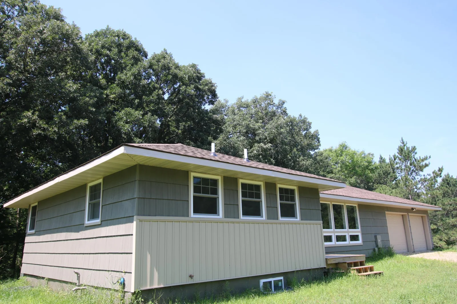 Ranch style home with deeded access to Simon Lake